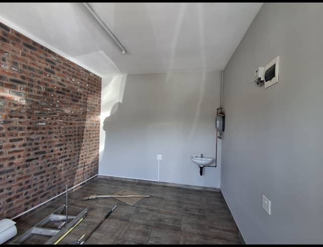12M² BUSINESS TO LET IN HOWICK CENTRAL